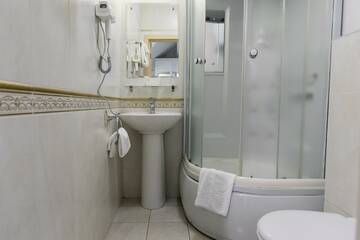 Фото номера Номер стандарт с 1 двуспальной кроватью (мансарда) Гостиница Купцовъ Дом г. Ярославль 9